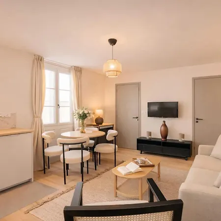Stunning Near Arc De Triomphe Apartment