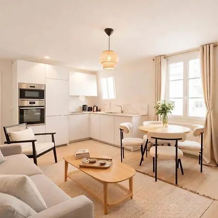 Stunning Near Arc De Triomphe Apartment Paris