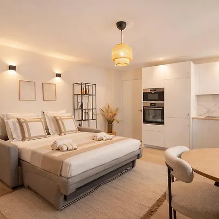 Stunning Near Arc De Triomphe Apartment